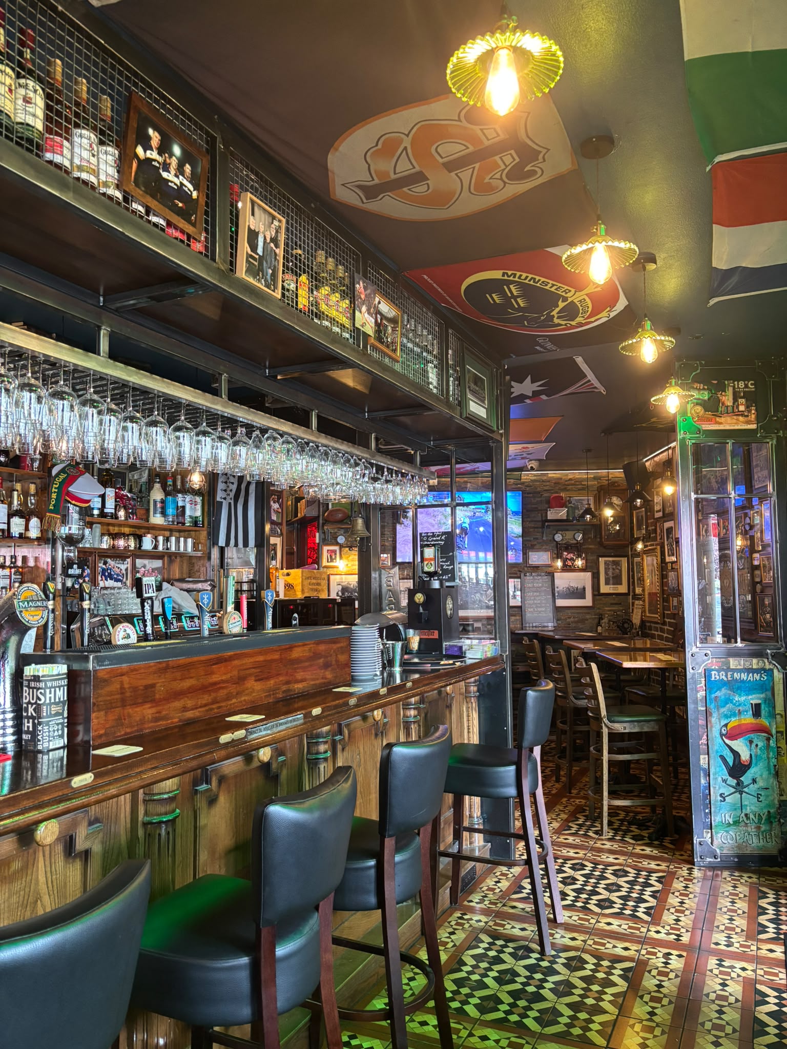 Salle authentique de Brennan's Snug avec ses souvenirs de rugby