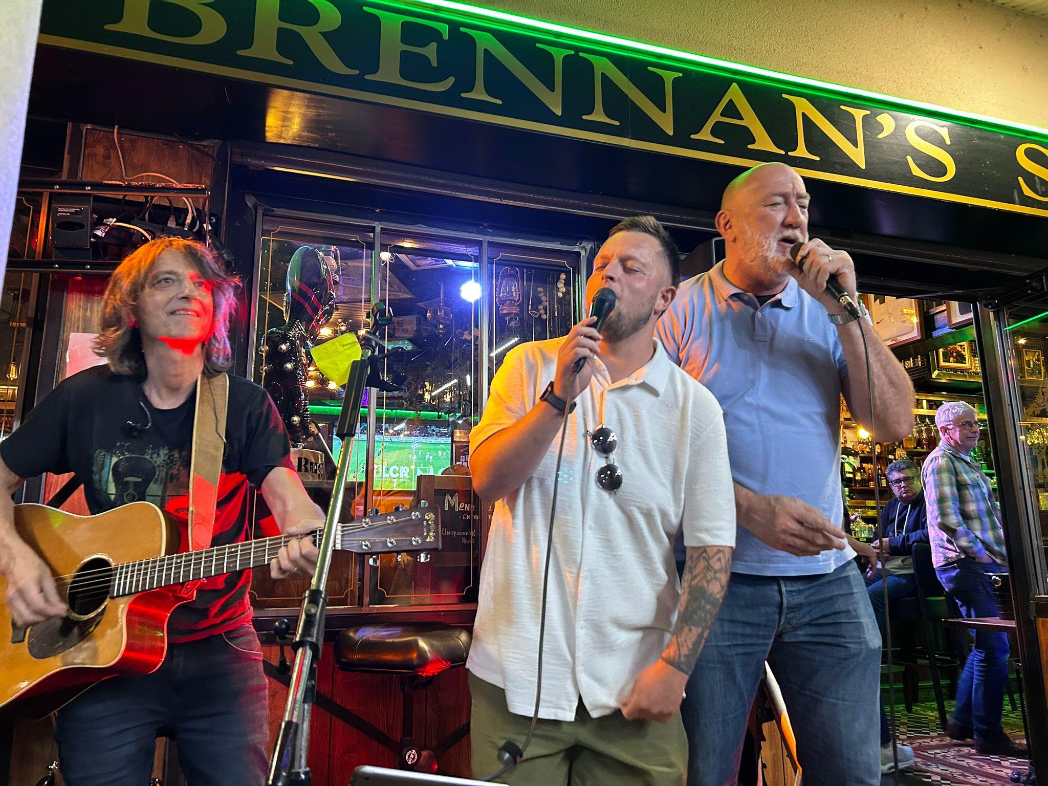 Concert live sur la terrasse du Brennan’s Snug