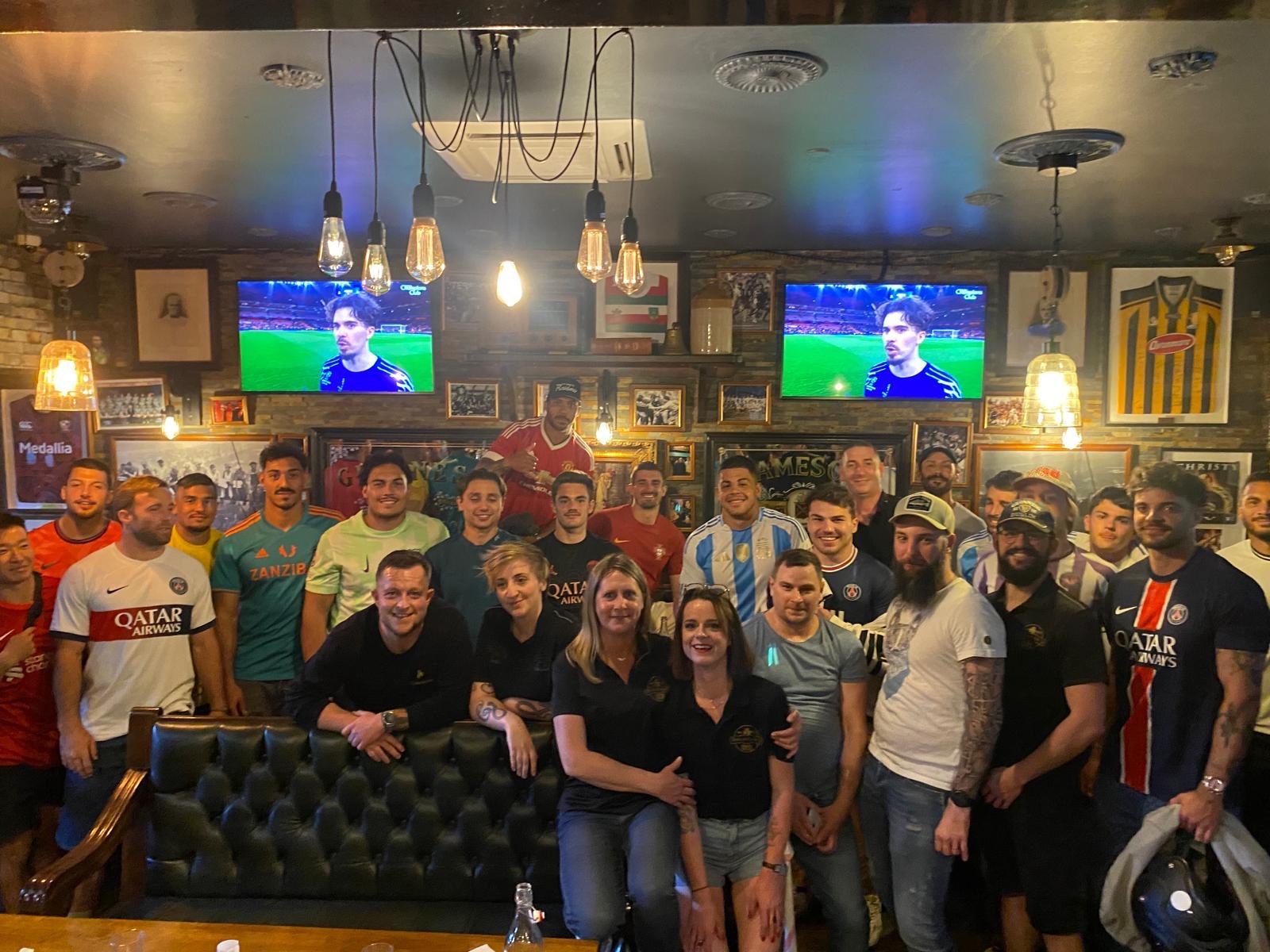 Groupe réuni au Brennan’s Snug après un match
