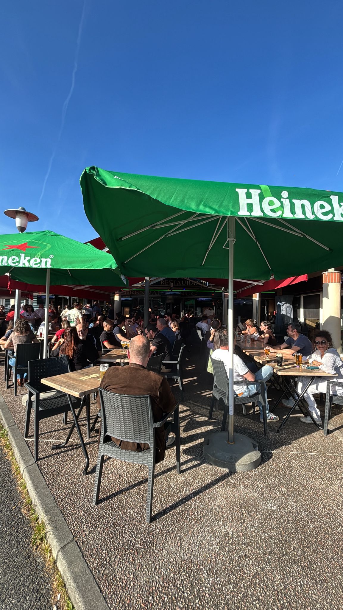 Terrasse animée du Brennan's Snug sous les parasols