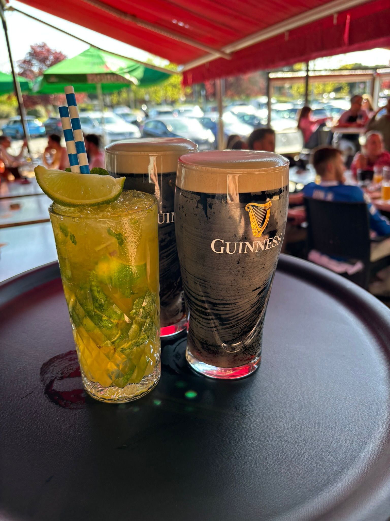Cocktail et pintes de Guinness servis en terrasse au Brennan's Snug