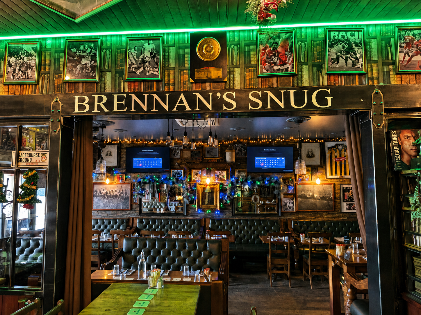 Salle authentique de Brennan's Snug avec ses souvenirs de rugby