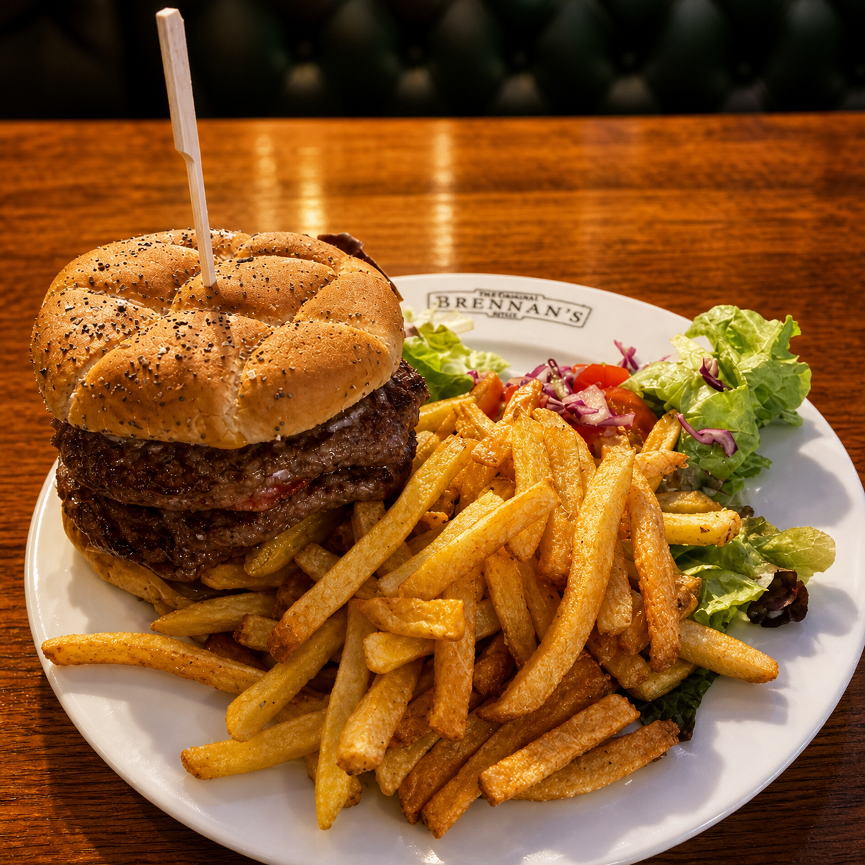 Mighty Burger du Brennan's Snug servi avec frites maison et salade