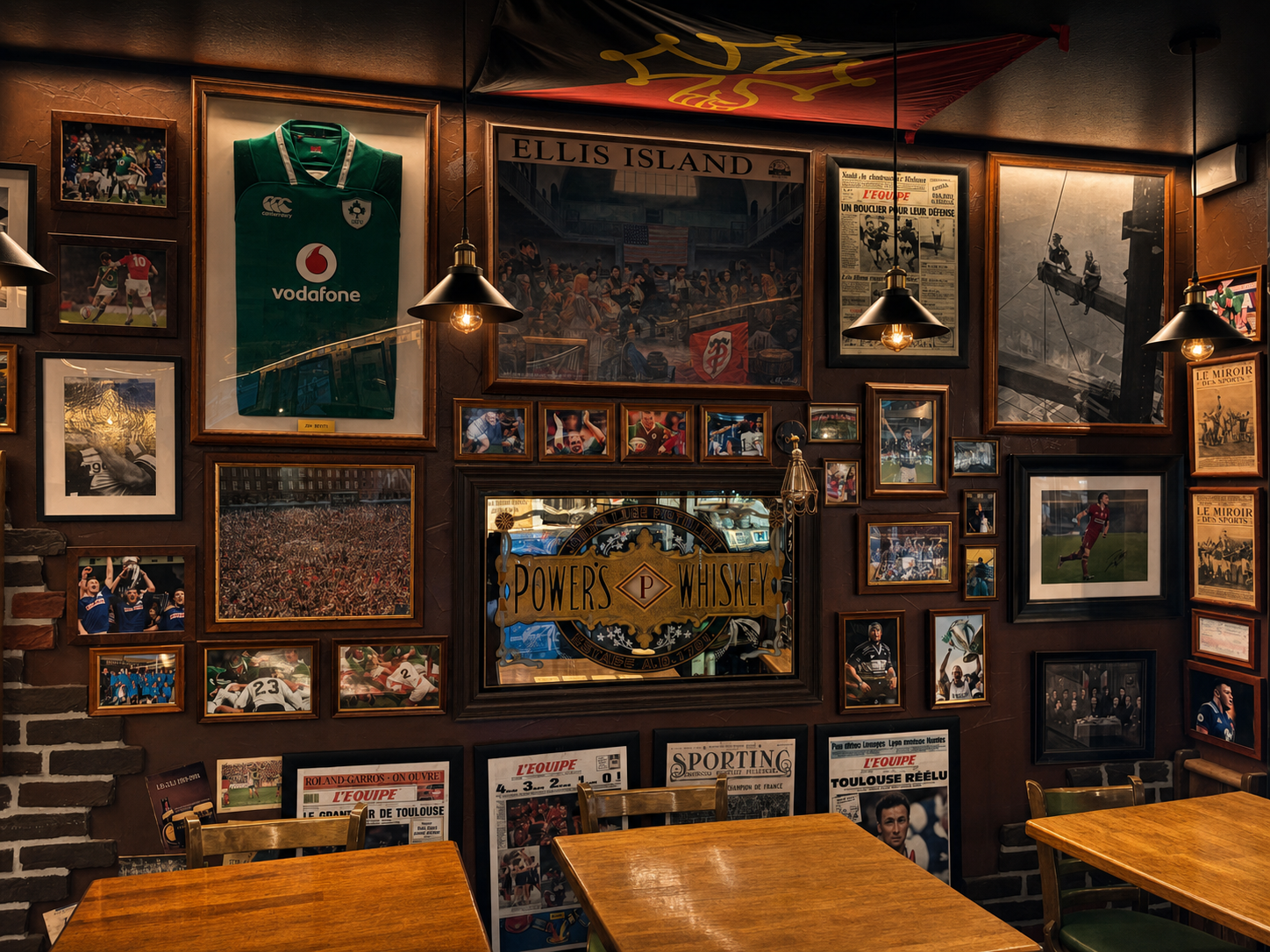 Décor chaleureux et sportif du pub Brennan's Snug