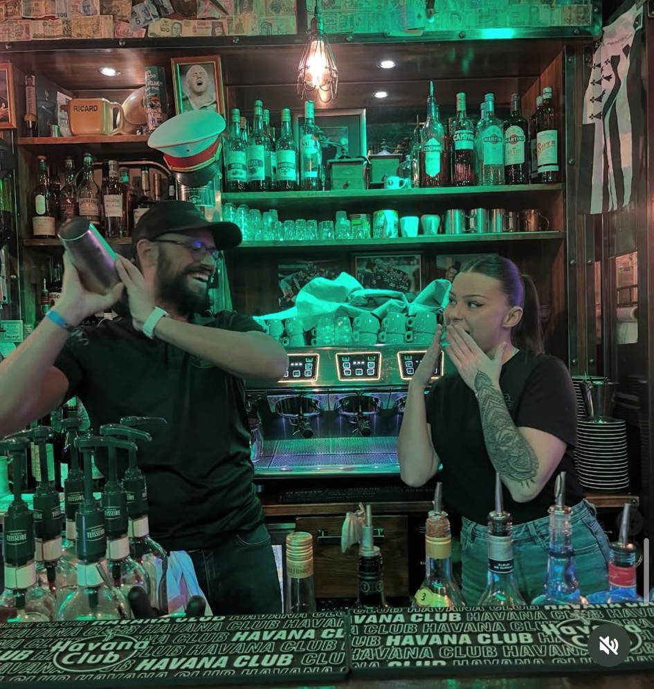 Équipe réunie derrière le bar