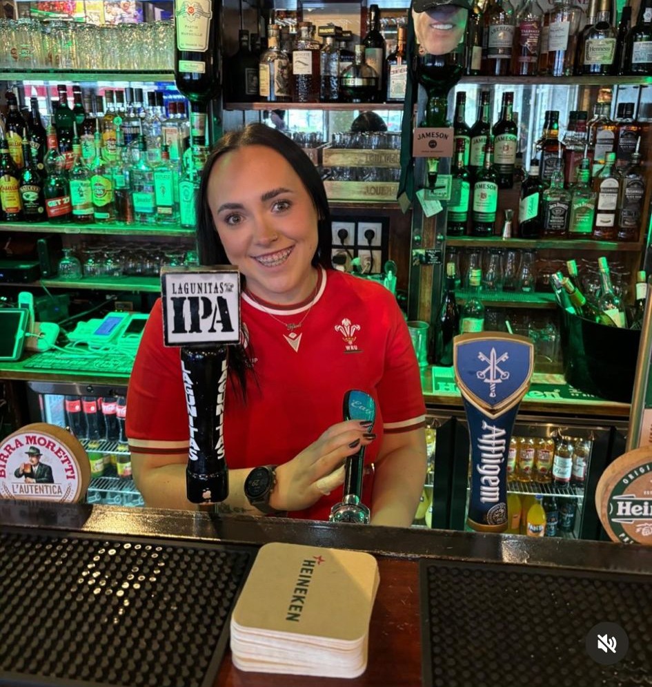 Service chaleureux au comptoir du Brennan’s Snug