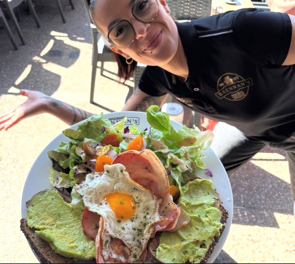Petit-déjeuner servi en terrasse