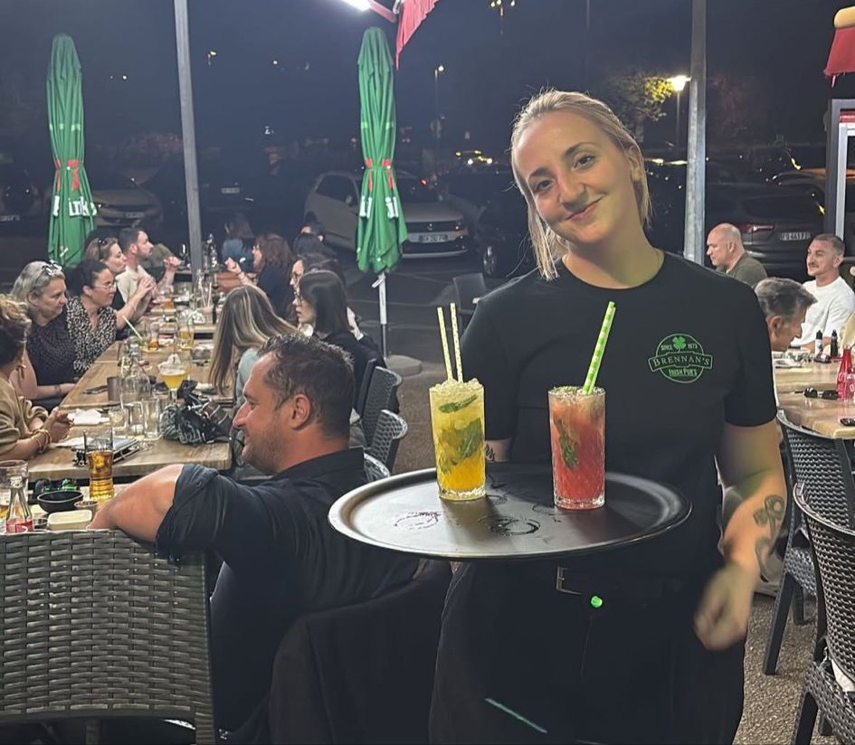 Cocktails partagés entre amis en terrasse