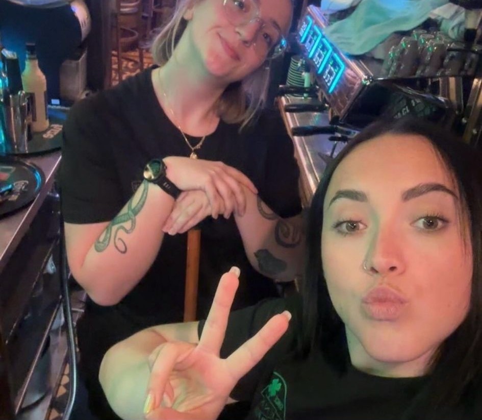 L’équipe réunie au bar