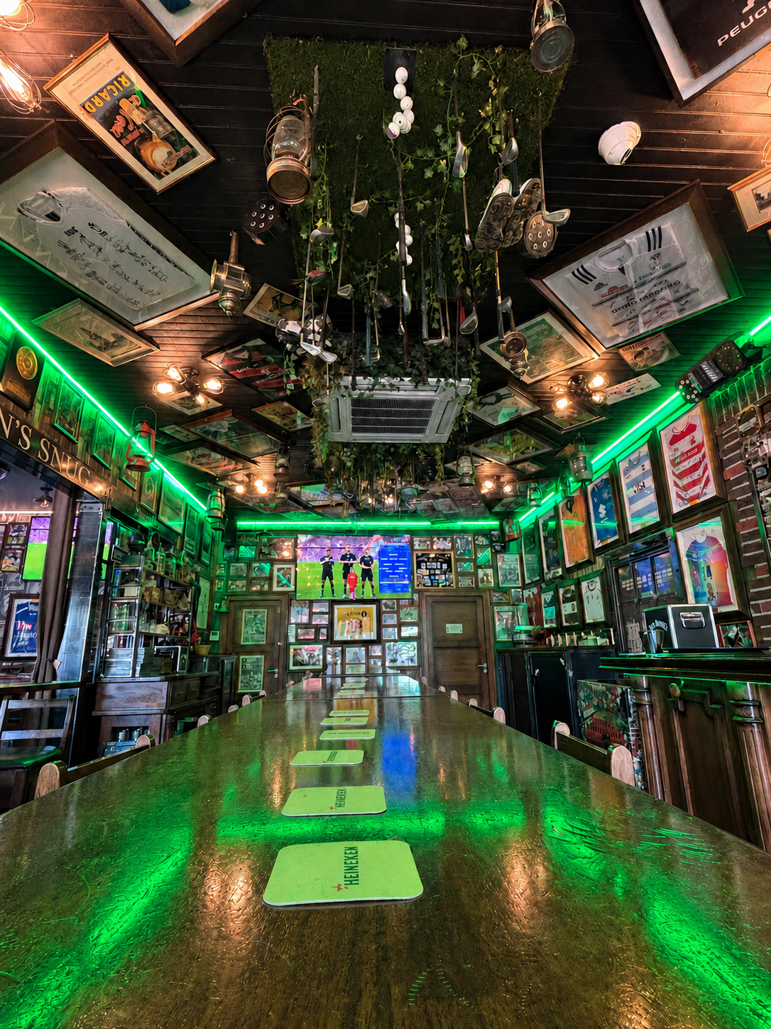 Grande table du Brennan's Snug sous les souvenirs sportifs