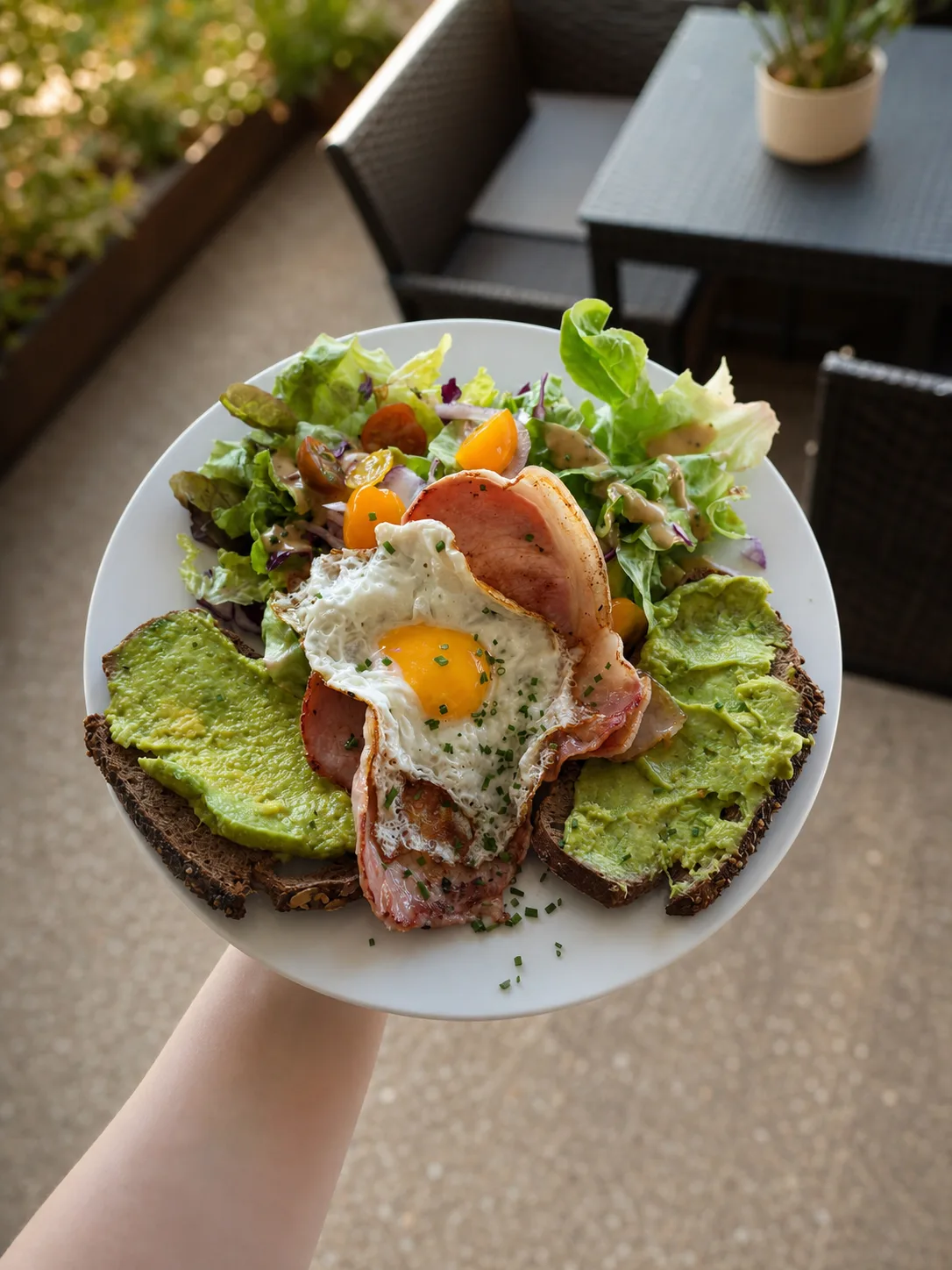Avocado Toasts au bacon grillé et œuf au plat, servis au Brennan's Snug